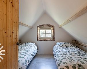 Schlafzimmer mit zwei Betten im Ferienhaus ZE833, Buttinge, Walcheren, unter einer Dachschrge.
