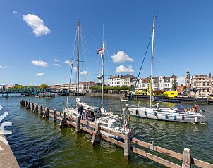 Hafen bei Ferienhaus ZE833, Buttinge, Walcheren, mit Booten und blauem Himmel.
