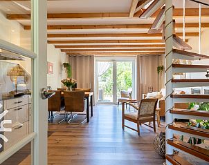 Gerumiges Wohnzimmer im Ferienhaus ZE833, Buttinge, Walcheren, mit offenem Treppenhaus und viel Licht.