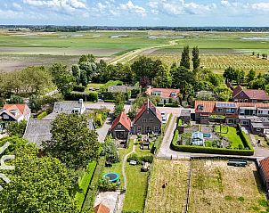 Luftaufnahme des Ferienhauses ZE833 in Buttinge, Walcheren, mit der umliegenden Natur und den Husern.