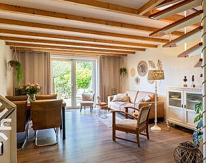 Stilvolle Sitzecke im Ferienhaus ZE833, Buttinge, Walcheren, mit dekorativer Wand.