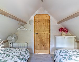 Hauptschlafzimmer im Ferienhaus ZE833, Buttinge, Walcheren, unter Dachschrge mit Fenster.