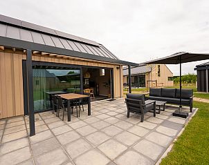 Veranda van Villa Luxe 4 MIVA in Breskens, vakantiehuis in Zeeuws-Vlaanderen met modern terras.