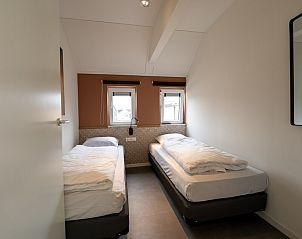Tweede slaapkamer in Villa Luxe 4 MIVA, Breskens, vakantiehuis in Zeeland met twee eenpersoonsbedden.