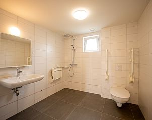 Ruime badkamer in Villa Luxe 4 MIVA, Breskens, vakantiehuis in Zeeuws-Vlaanderen met moderne faciliteiten.