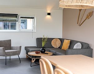Stilvolles Wohnzimmer der Villa Luxe 4 in Breskens, Zeeuws-Vlaanderen, Ferienhaus mit moderner Einrichtung und gemtlicher Sitzecke.