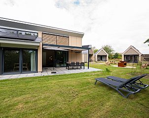 Villa Luxe 6 Wellness in Breskens, Zeeuws-Vlaanderen, ein modernes Ferienhaus mit groer Veranda und grnem Garten in Zeeland.