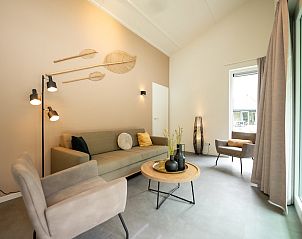Stilvolles Wohnzimmer der Villa Luxe 6 Wellness, ein Ferienhaus in Breskens, Zeeuws-Vlaanderen, mit moderner Einrichtung und viel natrlichem Licht.