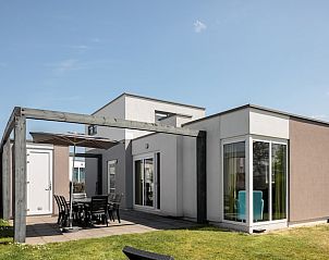 Lodge 6C in Breskens, Zeeuws-Vlaanderen, bietet ein modernes Ferienhaus mit einer sonnigen Terrasse und einem komfortablen Auenbereich in Zeeland.