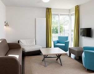 Gemtliches Wohnzimmer von Lodge 6C, einem Ferienhaus in Breskens, Zeeuws-Vlaanderen, Zeeland, mit modernen Mbeln und viel Tageslicht.