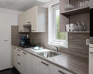 Moderne Kche in Lodge 6C, einem Ferienhaus in Breskens, Zeeuws-Vlaanderen, Zeeland, mit grozgigen Arbeitsflchen und viel Tageslicht.