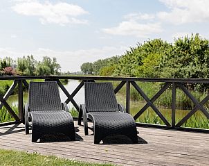 Modernes Ferienhaus Lodge 6C in Breskens, Zeeuws-Vlaanderen, Zeeland mit schlichtem Design und sonnigem Garten.