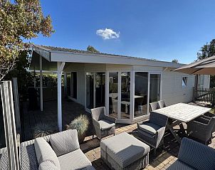 Geniet van de zon op het ruime terras van VZ807 Vakantiehuis Breskens in Zeeuws-Vlaanderen, Zeeland.