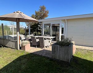 Ontspan op het terras van VZ807 Vakantiehuis Breskens, omgeven door de natuur van Zeeuws-Vlaanderen.