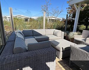 Comfortabele zithoek op het terras van VZ807 Vakantiehuis Breskens in Zeeland.