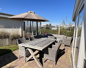 Eethoek op het terras van VZ807 Vakantiehuis Breskens, perfect voor buiten dineren in Zeeland.