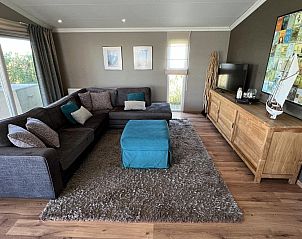 Gezellige woonkamer in VZ807 Vakantiehuis Breskens met moderne inrichting in Zeeuws-Vlaanderen.