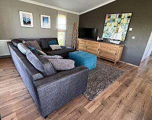 Ruime woonkamer van VZ807 Vakantiehuis Breskens, ideaal voor ontspanning in Zeeland.