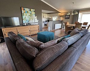 Open woonkamer en keuken in VZ807 Vakantiehuis Breskens, een comfortabel vakantiehuis in Zeeland.