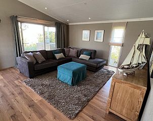 Sfeervolle zithoek in VZ807 Vakantiehuis Breskens, een perfecte plek om te relaxen in Zeeland.