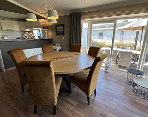 Eetkamer met uitzicht op de tuin in VZ807 Vakantiehuis Breskens, Zeeuws-Vlaanderen.