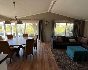 Lichte eetkamer in VZ807 Vakantiehuis Breskens, geniet van maaltijden met uitzicht in Zeeland.