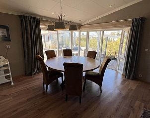 Gezellige eetruimte in VZ807 Vakantiehuis Breskens met grote ramen in Zeeuws-Vlaanderen.