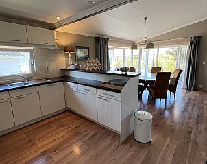 Moderne keuken in VZ807 Vakantiehuis Breskens, volledig uitgerust voor uw gemak in Zeeland.