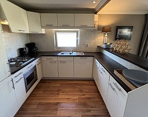 Volledig ingerichte keuken in VZ807 Vakantiehuis Breskens, ideaal voor vakantiegangers in Zeeuws-Vlaanderen.