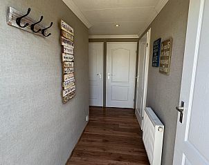 Hal van VZ807 Vakantiehuis Breskens, leidt naar comfortabele kamers in Zeeuws-Vlaanderen.