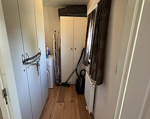 Opbergruimte in VZ807 Vakantiehuis Breskens, handig voor langere verblijven in Zeeland.