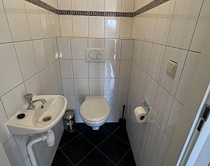 Compacte badkamer in VZ807 Vakantiehuis Breskens, voorzien van moderne faciliteiten in Zeeuws-Vlaanderen.