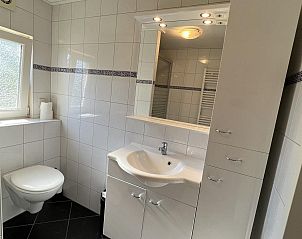Ruime slaapkamer in VZ807 Vakantiehuis Breskens met comfortabel tweepersoonsbed in Zeeuws-Vlaanderen.