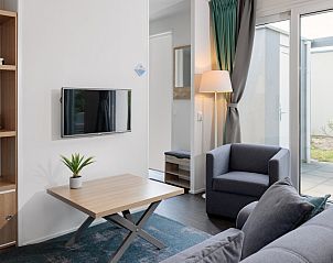 Stilvolles Wohnzimmer der Lodge 4B in Breskens, Zeeuws-Vlaanderen, mit modernen Mbeln und bequemen Sitzgelegenheiten.