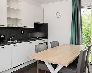 Voll ausgestattete Kche in Lodge 4B, Breskens, Zeeuws-Vlaanderen, mit Essecke und modernen Annehmlichkeiten.