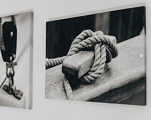 Kunstvolle Wanddekoration in Lodge 4B, Breskens, Zeeland, mit nautischen Themen fr ein stimmungsvolles Ambiente.