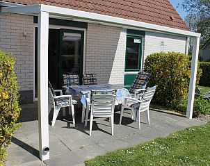 VZ967 Ferienhaus in Breskens, groe Terrasse mit Gartenmbeln in Zeeuws-Vlaanderen, Zeeland.