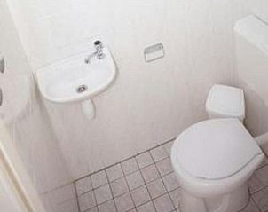 VZ967 Ferienhaus in Breskens, extra Toilette neben dem Badezimmer in Zeeuws-Vlaanderen, Zeeland.