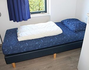 VZ967 Ferienhaus in Breskens, Schlafzimmer mit Gartenblick in Zeeuws-Vlaanderen, Zeeland.