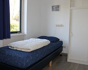 VZ967 Ferienhaus in Breskens, Schlafzimmer mit Holzmbeln in Zeeuws-Vlaanderen, Zeeland.