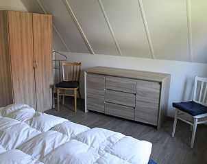 VZ967 Ferienhaus in Breskens, vor dem Haus mit Auffahrt in Zeeuws-Vlaanderen, Zeeland.