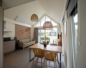 Essbereich in der Villa Comfort 4, Breskens, Zeeland mit Blick auf Terrasse und Garten.