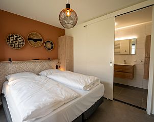 Hauptschlafzimmer in der Villa Comfort 4, Breskens, Zeeland mit eigenem Badezimmer.