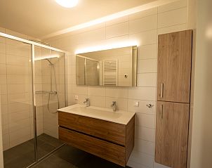 Modernes Badezimmer in der Villa Comfort 4, Breskens, Zeeland mit groer Dusche.