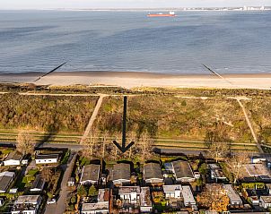 Luchtfoto van Vrijstaande woning in Breskens, vakantiehuis aan de kust van Zeeuws-Vlaanderen, Zeeland met uitzicht op het strand en de zee.