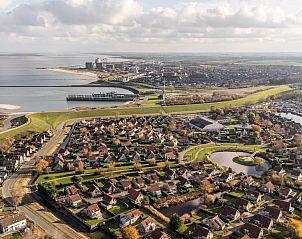 Luchtfoto van Vrijstaande woning in Breskens, vakantiehuis in Zeeuws-Vlaanderen, Zeeland met uitzicht op kust en groene omgeving.