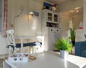 Gemtlicher Innenbereich des Ferienhauses ZE1700 in Breskens, Zeeuws-Vlaanderen, mit einem stimmungsvollen Essbereich und heller Einrichtung.