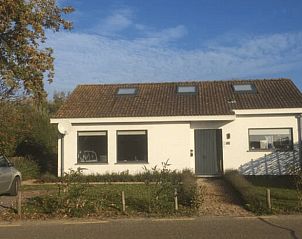 Vorderseite des Ferienhauses in Breskens, Ferienunterkunft in Zeeuws-Vlaanderen, Zeeland mit groen Fenstern.