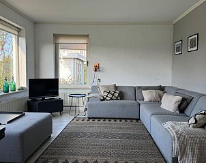 Gemtliches Wohnzimmer in Cottage in Breskens, Ferienhaus in Zeeuws-Vlaanderen, Zeeland mit bequemen Sofas.