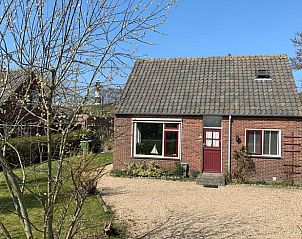 Vakantiehuis in Breskens, Zeeuws-Vlaanderen, charmant exterieur met tuin en oprit.